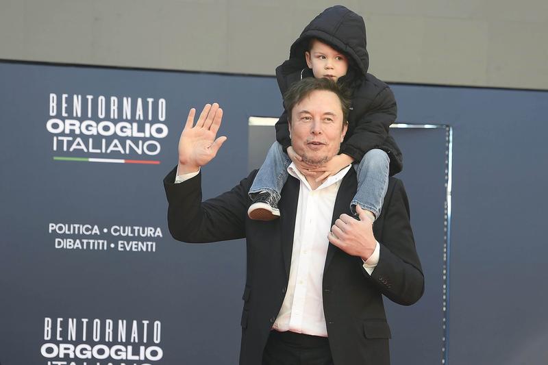 Elon Musk cu fiul sau