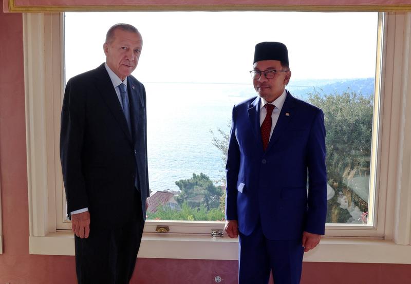 Premierul Anwar Ibrahim alaturi de presedintele turc Recep Erdogan