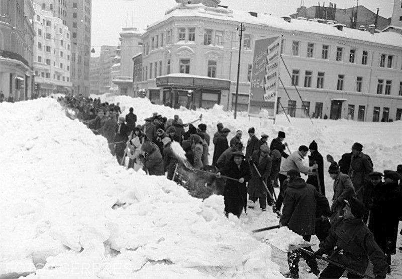 Deszapezire pe Calea Victoriei in iarna lui 1954