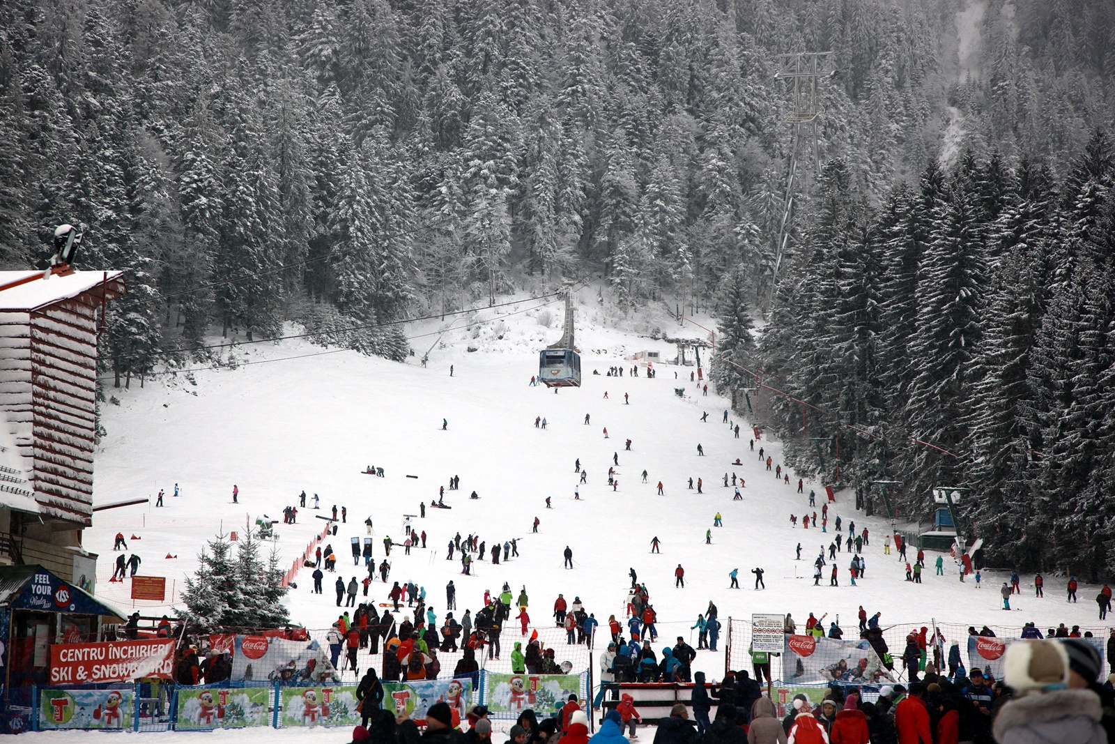Strat de 30 de centimetri pe pârtiile din Poiana Brașov