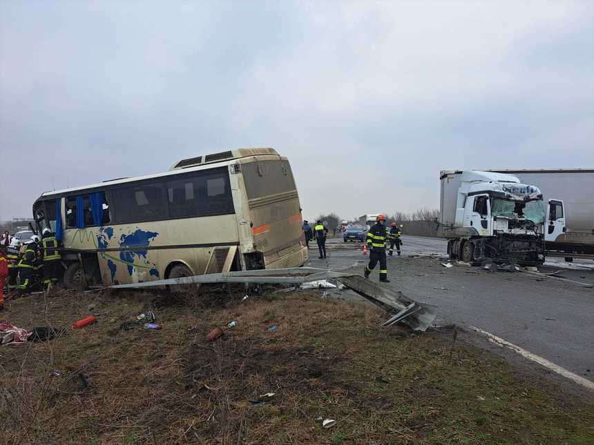 Unsprezece răniți într-un accident în care au fost implicate un TIR și un autobuz, în Timiș. Plan roșu de intervenție