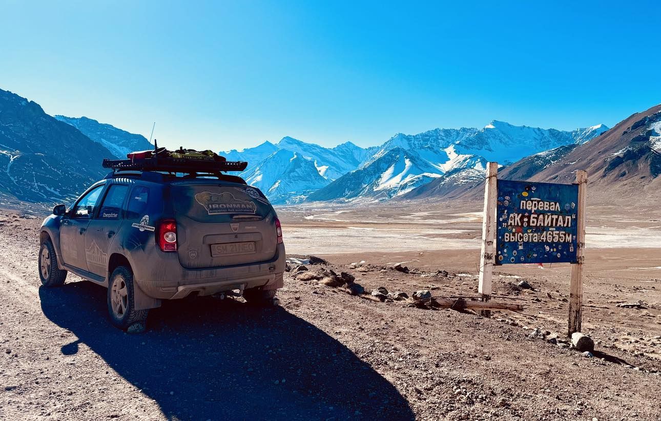 FOTO Cu salam și cașcaval, către pasul Ak-Baital - Aventura a doi români care au ajuns cu un Duster vechi la 4.600 m altitudine și la granița cu Afganistanul