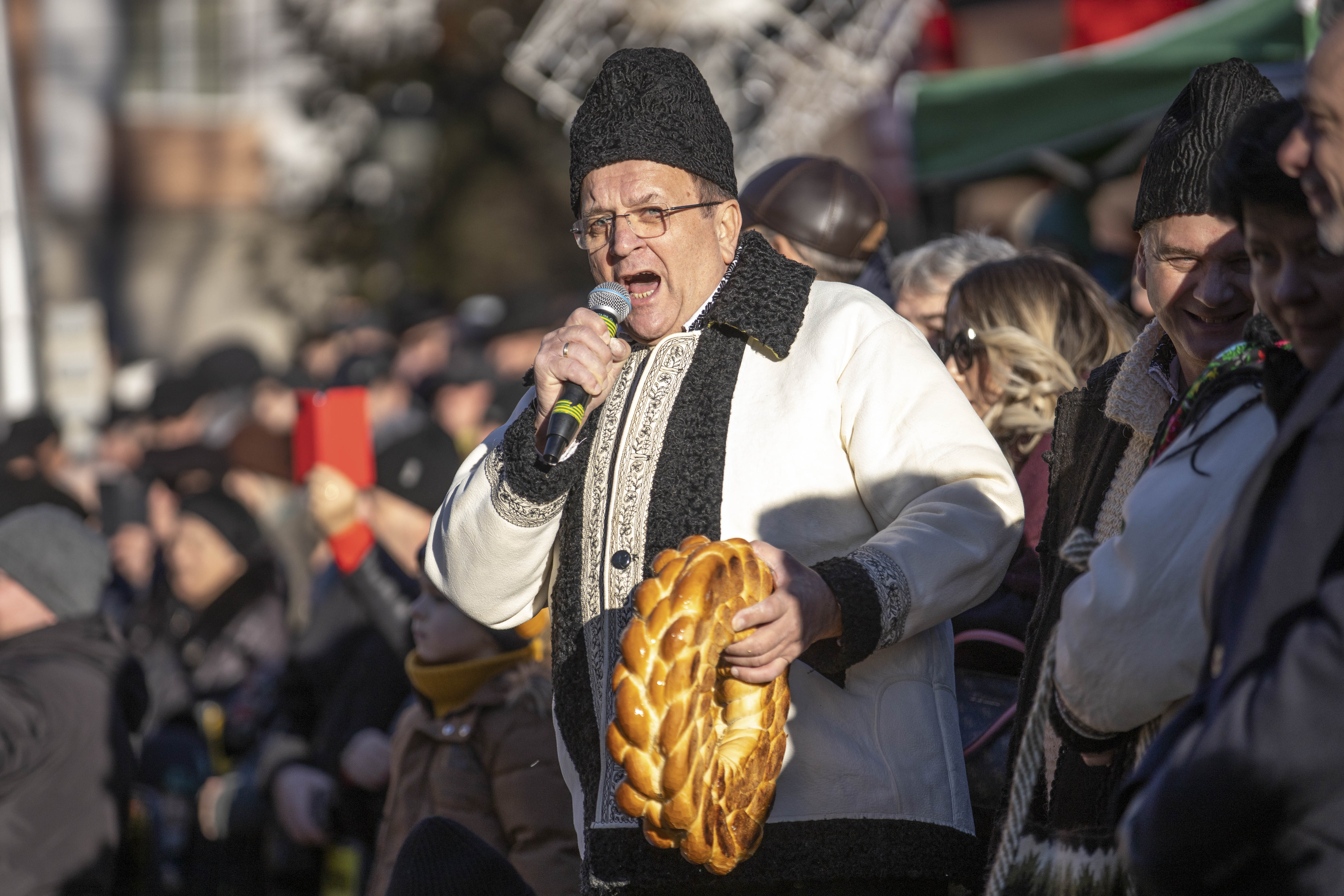 VIDEO Gheorghe Flutur, „miting antiextremism” la Suceava: Modele, nu lichele / Liderul partidului lui Șoșoacă, luat pe sus de jandarmi