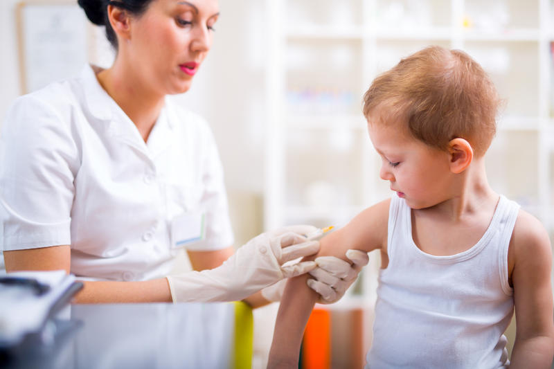 Vaccinul ROR protejează copiii împotriva rujeolei, oreionului și rubeolei. 