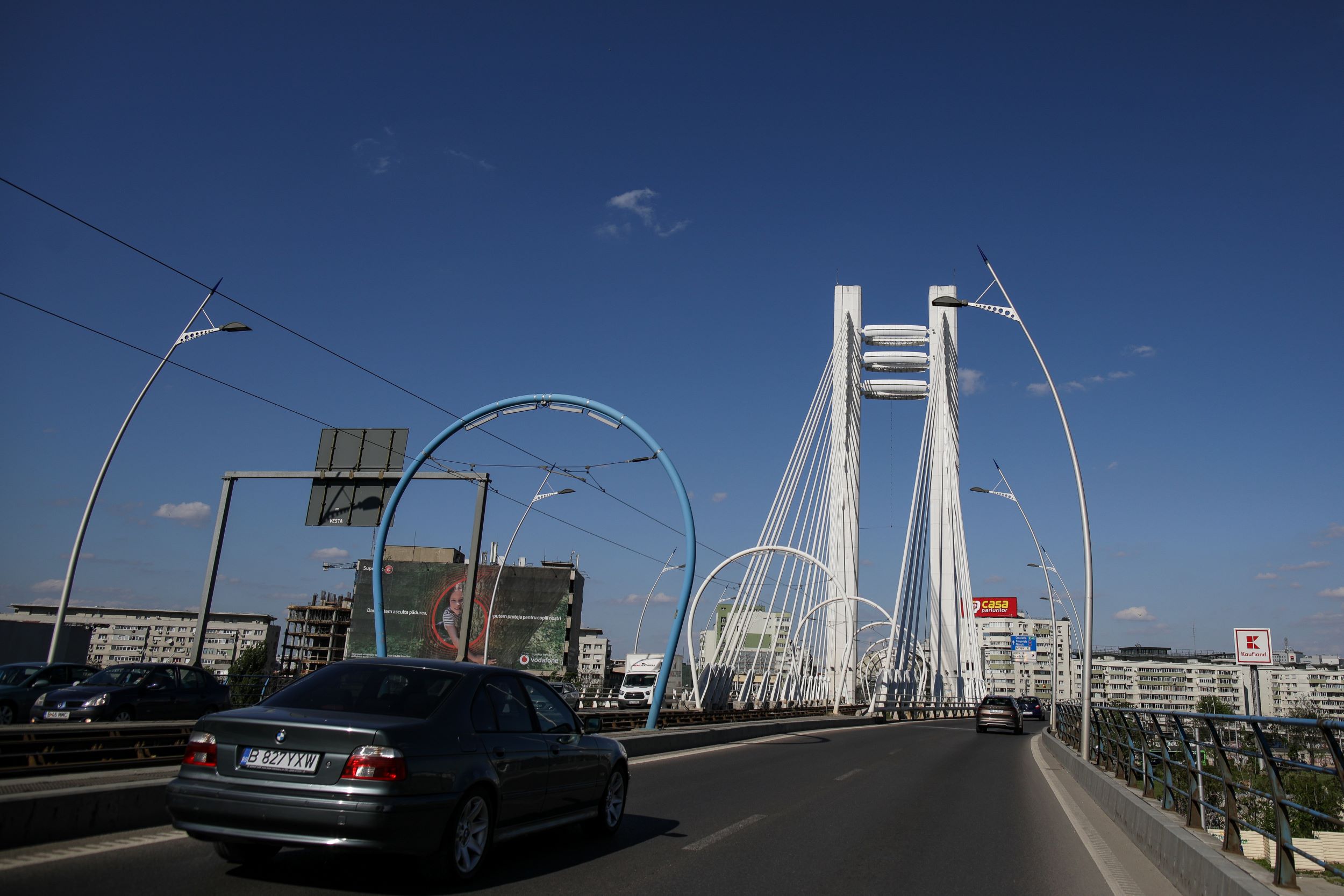 FOTO Bucăți din structura Pasajului Basarab au căzut peste o mașină / De ce podul este nereabilitat de ani de zile