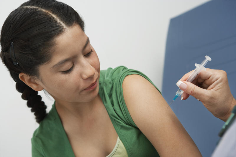 Vaccinarea a redus rata de cancer de col uterin cu 87% în special la femeil vaccinate la vârsta de 12-13 ani