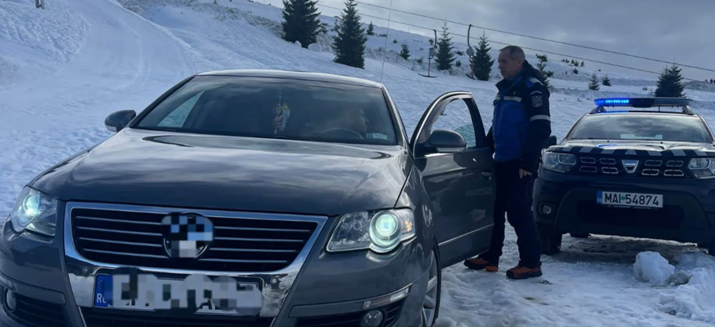 VIDEO Un turist a intrat cu mașina pe două pârtii pentru a-și duce bagajele la hotel, dar a rămas înzăpezit