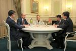 Ambasadorul Chinei in Ucraina, Fan Xianrong (al doilea din dreapta), la o intalnire cu premierul ucrainean Denis Smihal si Dmitro Kuleba, seful diplomatiei ucrainene