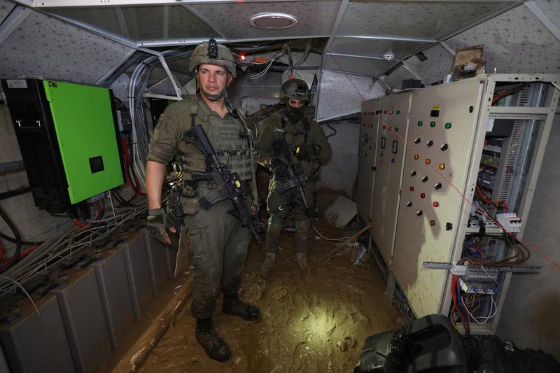 Soldați israelieni care au dus presa să vadă un tunel Hamas de sub sediul UNRWA