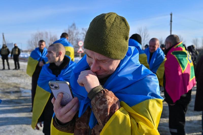 Soldați ucraineni luați prizonieri de ruși dați la schimb