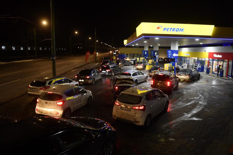 Coadă la benzinărie după un zvon privind scumpirea carburanților