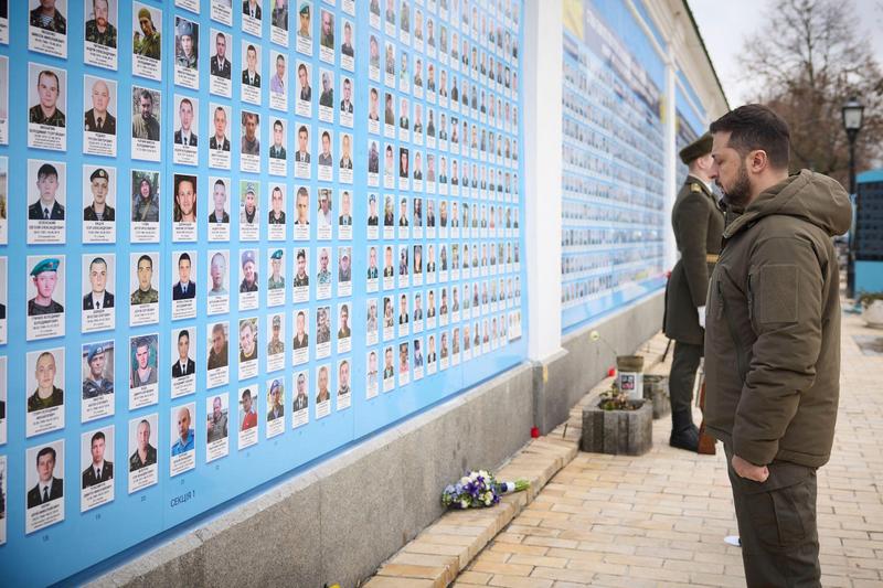 Presedintele Volodimir Zelenski la un memorial al soldatilor ucraineni cazuti in lupta