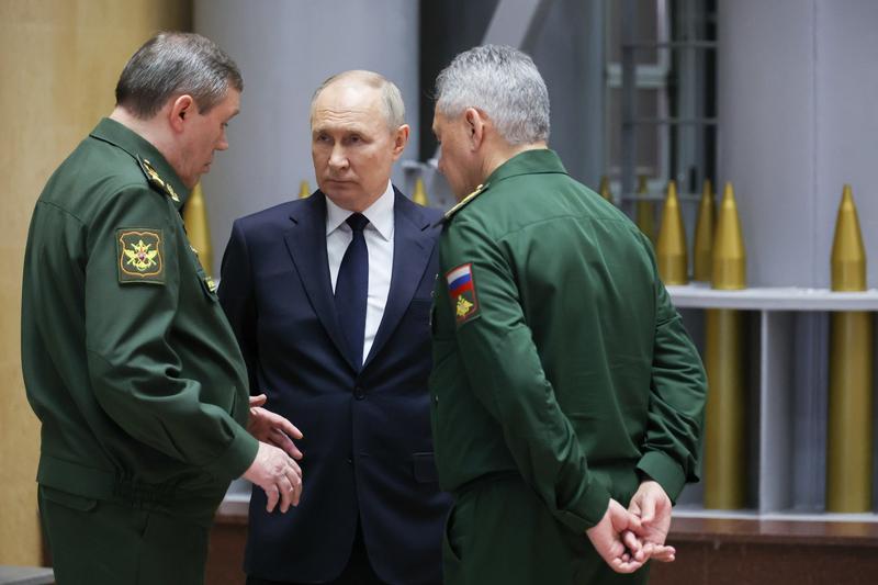 Vladimir Putin alaturi de Valeri Gherasimov, seful Statului Major Rus, si Serghei Soigu, ministrul rus al apararii