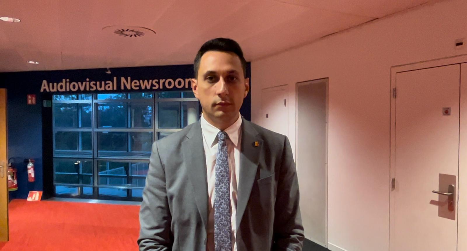 Europarlamentarul Vlad Gheorghe l-a reclamat pe Marcel Ciolacu la CNCD: „Concediul medical este un drept al angajaților”