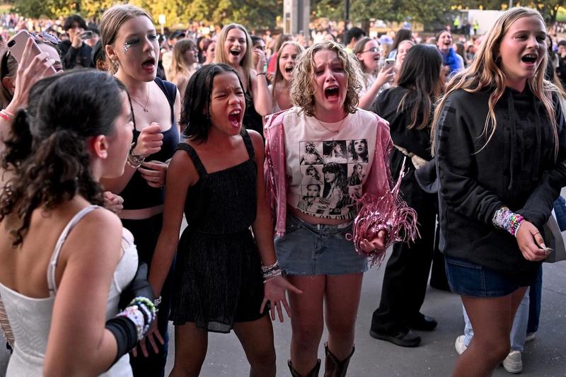 Admiratoare ale lui Taylor Swift care au rămas fără bilete, Melbourne, februarie 2024 