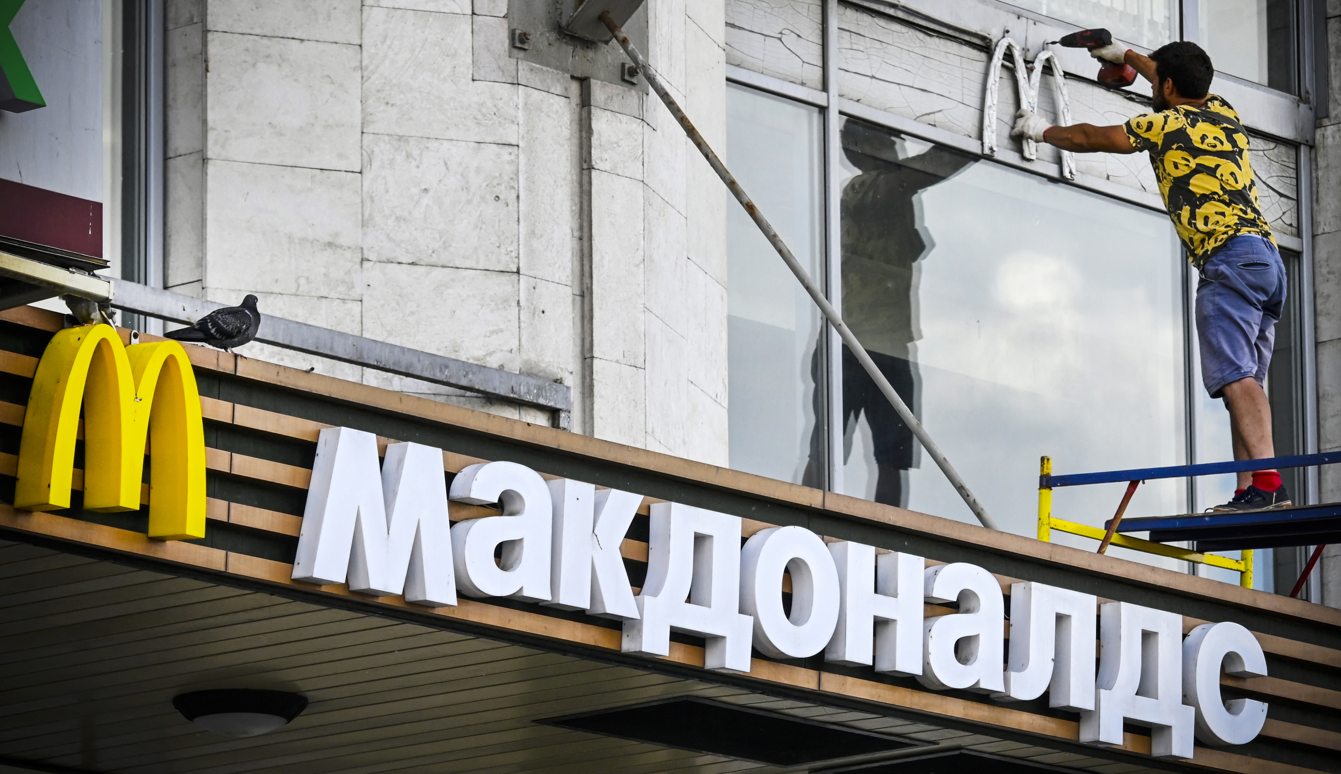 Adevărurile dureroase din spatele „politicii McDonald's". Cum ne-am mințit, zeci de ani, că banii ne cumpără pacea