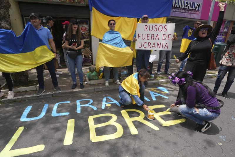 O manifestație împotriva agresiunii Rusiei în Ucraina desfășurată la Quito, în Ecuador