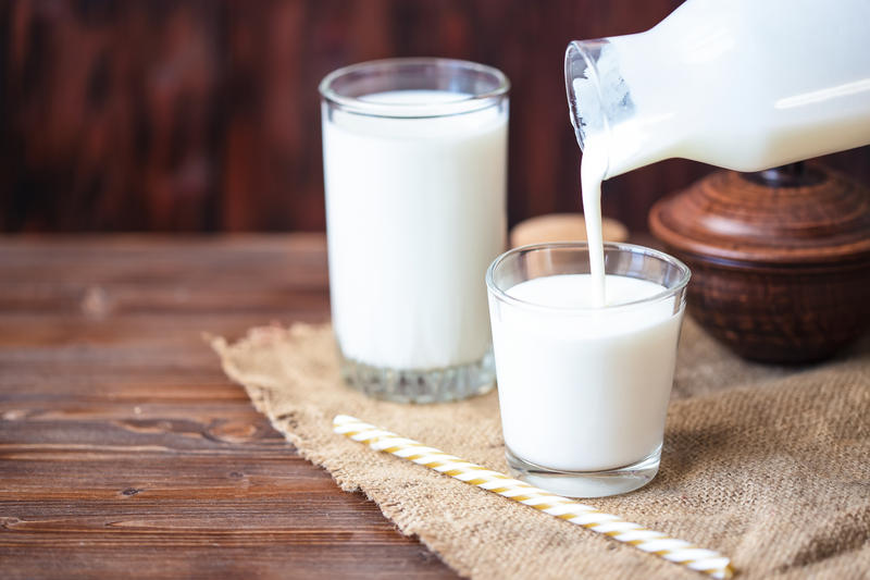 Iaurtul și kefirul  sunt printe produsele lactate fermentate, ce ajută sistemul digestiv