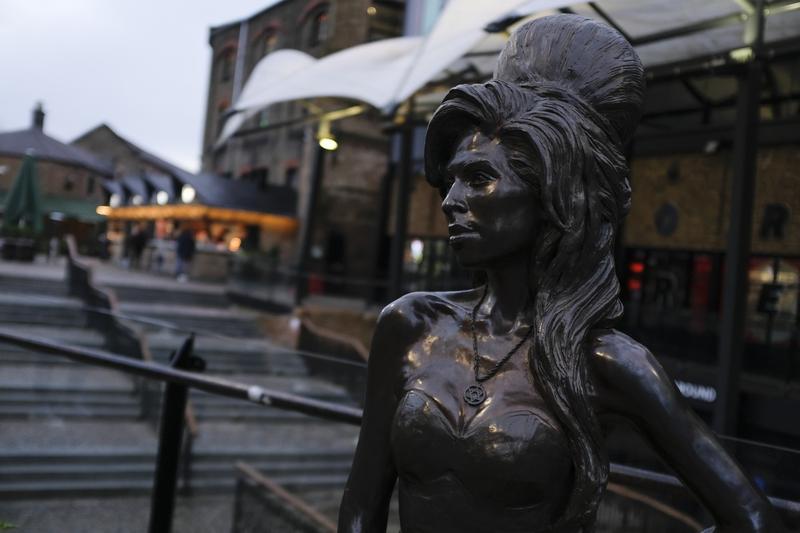 Statuia regretatei cântăreţe Amy Winehouse în Camden Market din Londra