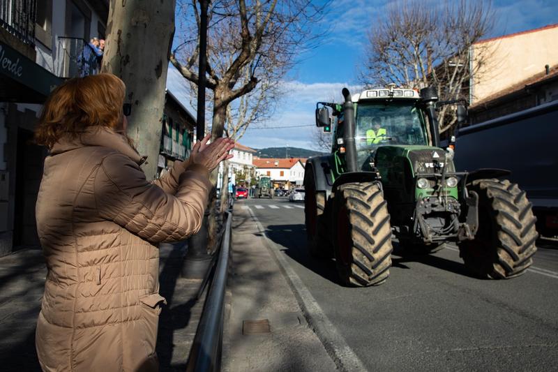 Fermieri spanioli se îndreaptă cu tractoare spre centrul orașului Madrid în a 16-a zi de proteste