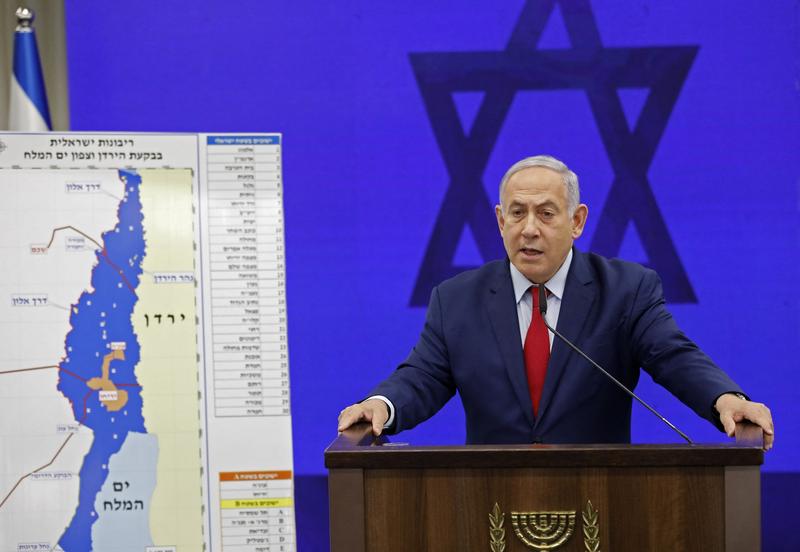 Benjamin Netanyahu in fata unei harti a Vaii Iordanului