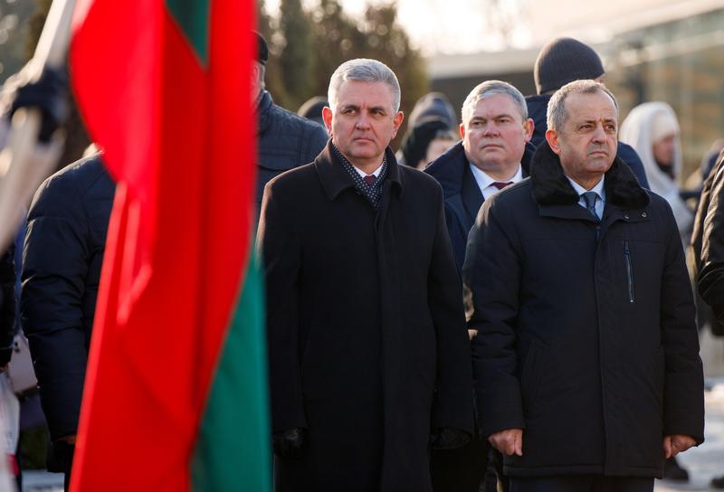 Vadim Krasnoselski (centru), presedintele separatistilor transnistrieni