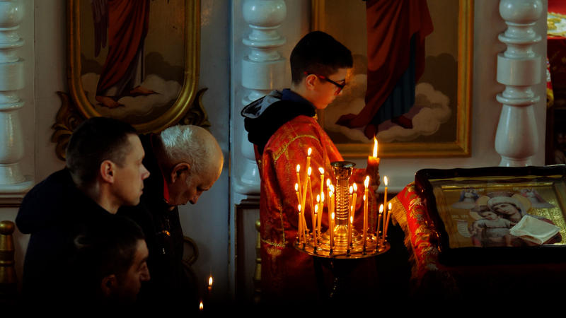 Români în biserica din Sinăuții de Jos, Cernăuți, Ucraina