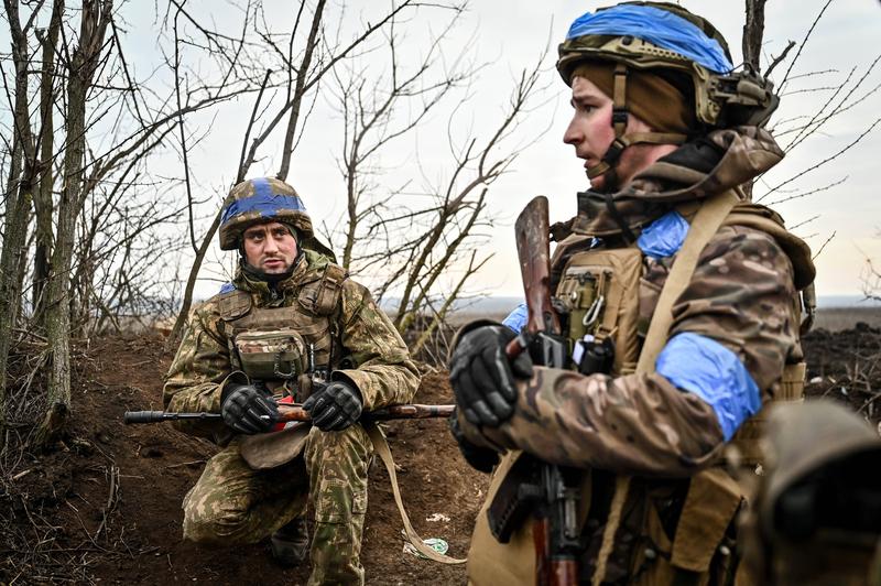 Soldați ucraineni în zona frontului din Robotîne, regiunea Zaporojie