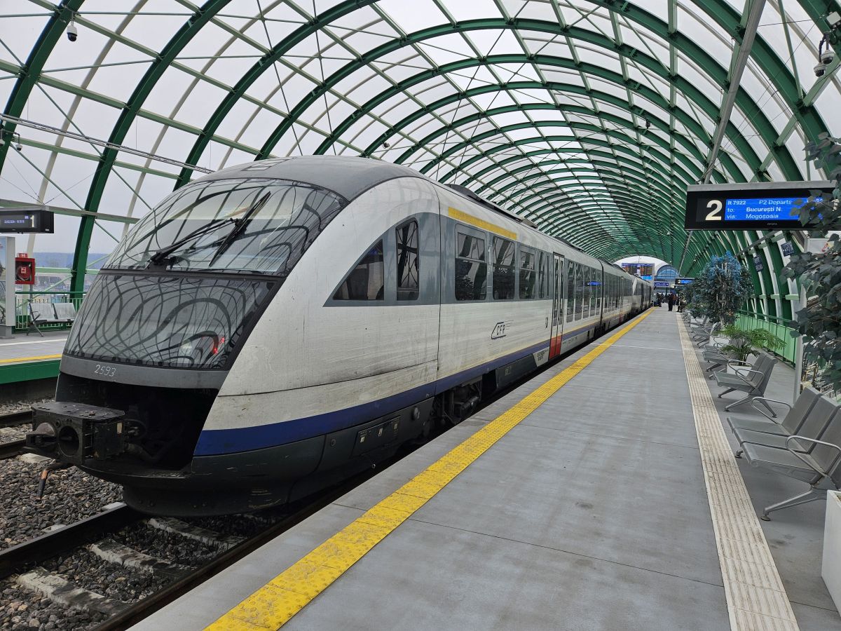 Trenurile spre Aeroportul Henri Coandă au întârzieri mari din cauza unui automotor defect