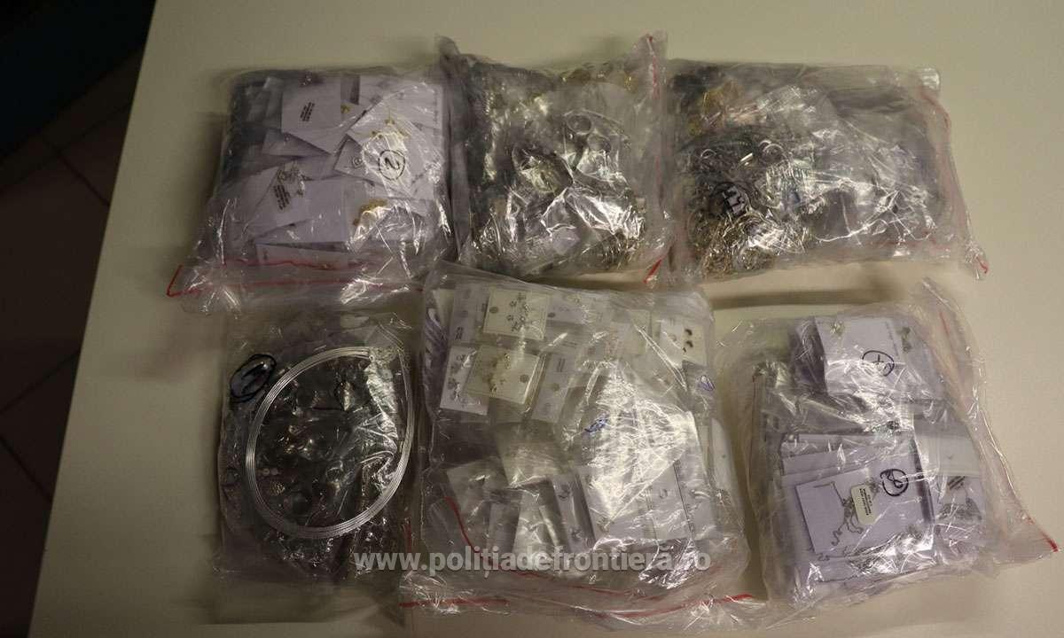 Aproximativ 19 kilograme de bijuterii și ceasuri, descoperite în bagajul de mână al unei femei la sosirea în țară, pe Aeroportul Otopeni