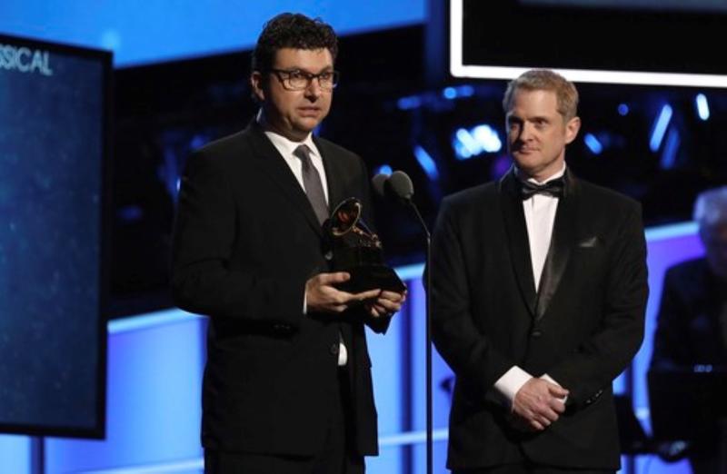 Serban Ghenea, stânga, câștigător Grammy în calitate de inginer de sunet la albumul Midnights al lui Taylor Swift