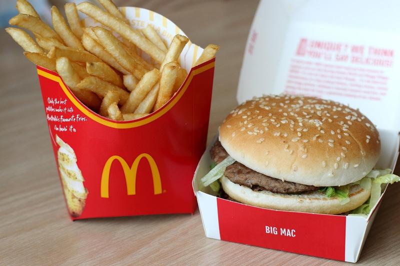 Hamburger si cartofi prajiti serviti la McDonald's
