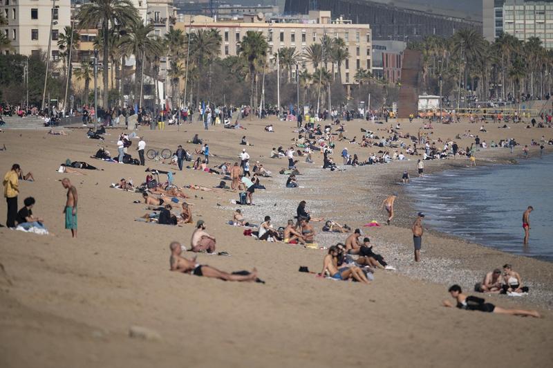 Spaniolii din Barcelona au iesit la plaja in ianuarie