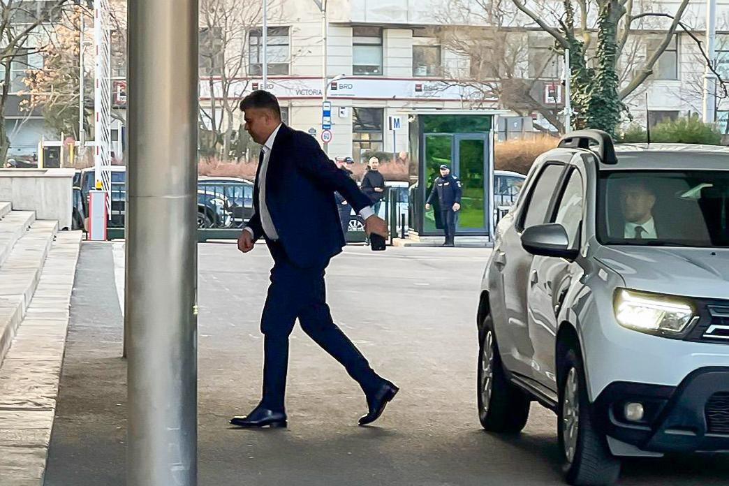 Premierul continuă exercițiul de imagine: Ciolacu a venit la Guvern cu o Dacia Duster în loc de Volkswagen Touareg