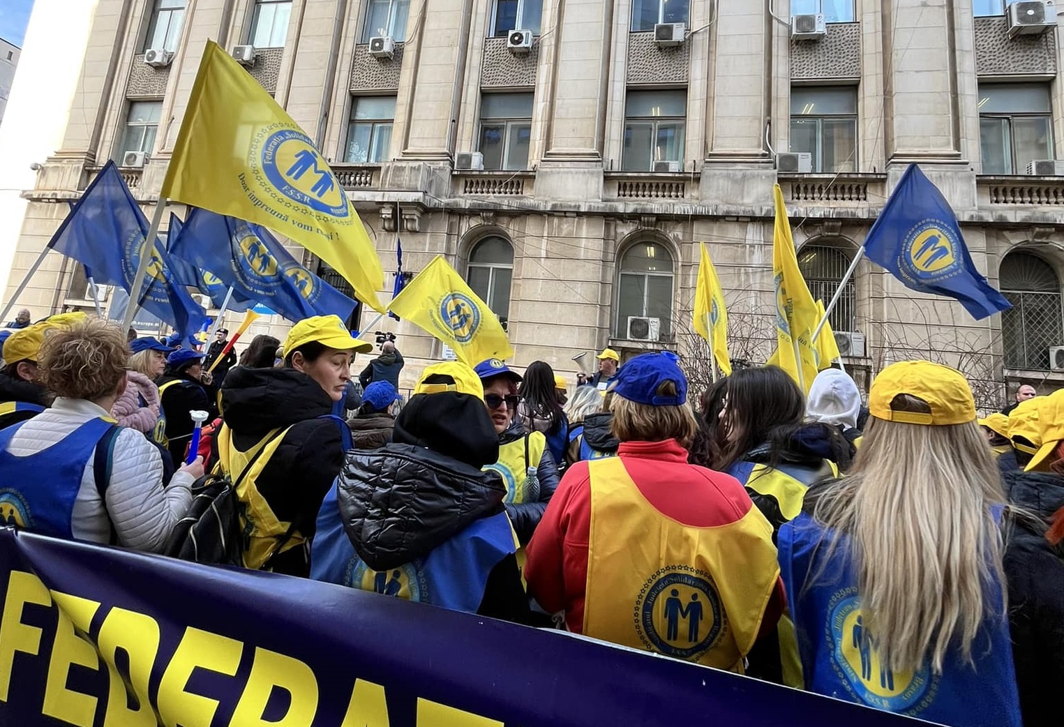 Sindicatele din sănătate, fiecare cu protestul său: un sindicat face referendum pentru grevă generală, cu toate că altul a bătut palma cu Guvernul pe creșteri de salarii