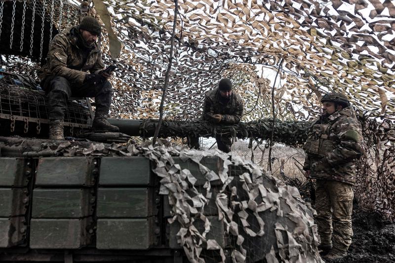 Soldați ucraineni pe un tanc în zona Bahmut