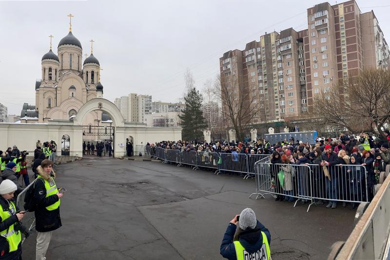 Rușii s-au strâns la biserica din Moscova unde va fi adus Alexei Navalnîi