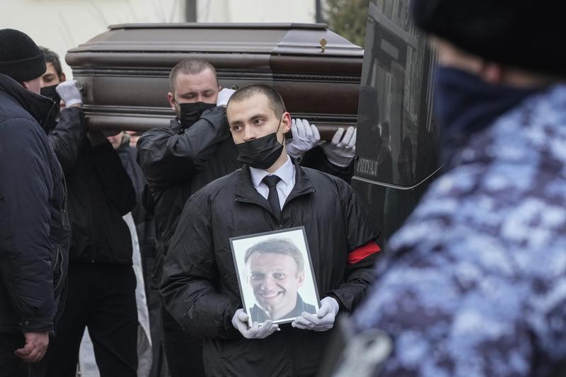 Sicriul lui Alexei Navalnîi este transportat spre cimitir după o slujbă scurtă la o biserică din Moscova