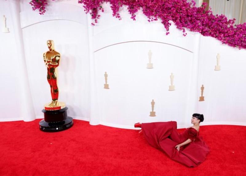 Actrita Liza Koshy a căzut pe covorul rosu, la premiile Oscar 2024