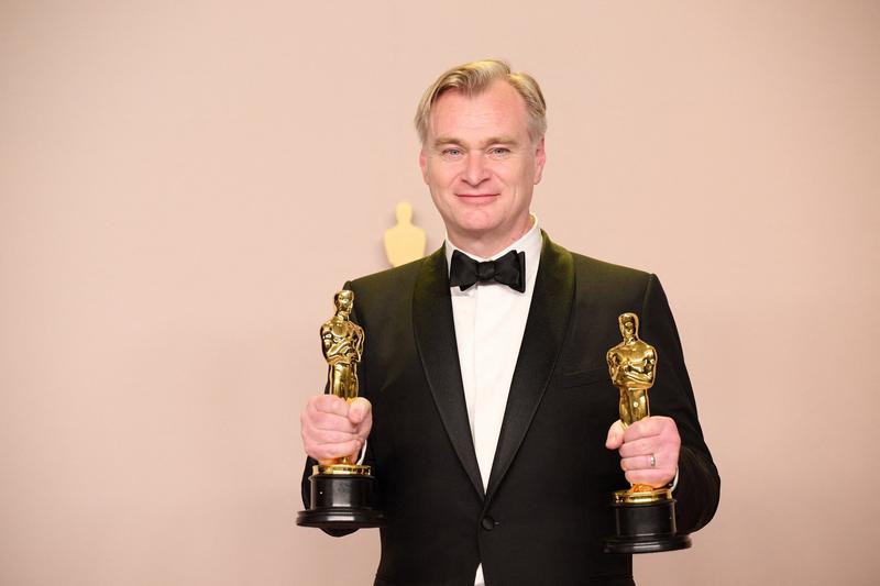 Regizorul Christopher Nolan cu cele doua statuete Oscar castigate pentru „Oppenheimer”