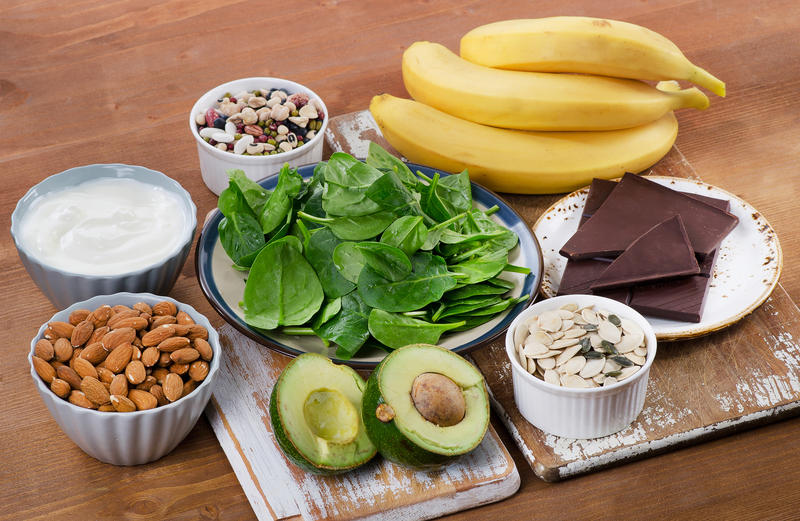 Semințele și nucile, leguminoasele, cerealele integrale, bananele, avocado sunt printre alimentele care conțin magenziu