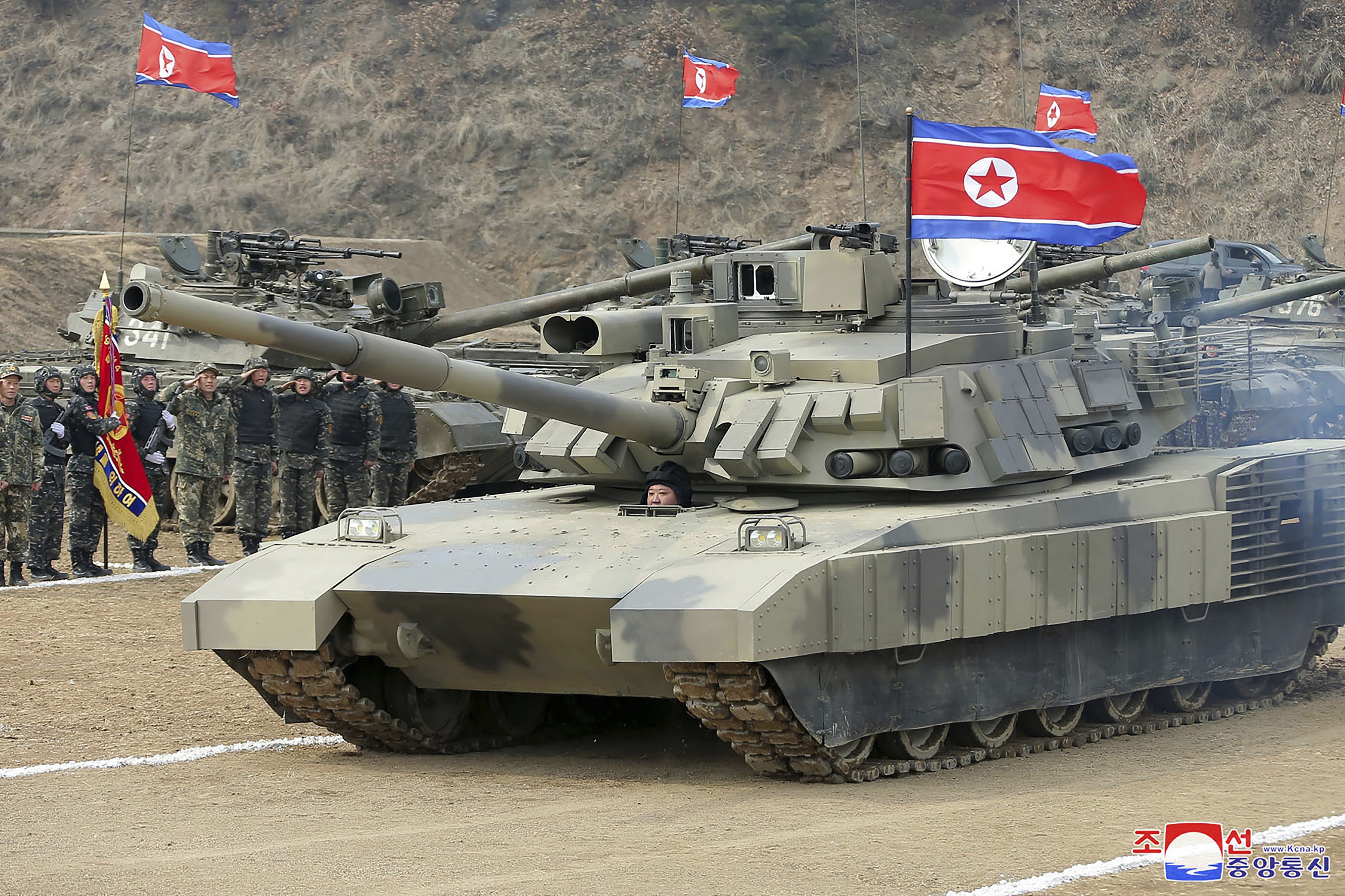 VIDEO Coreea de Nord: Kim Jong Un a testat personal noul tanc de luptă al armatei sale