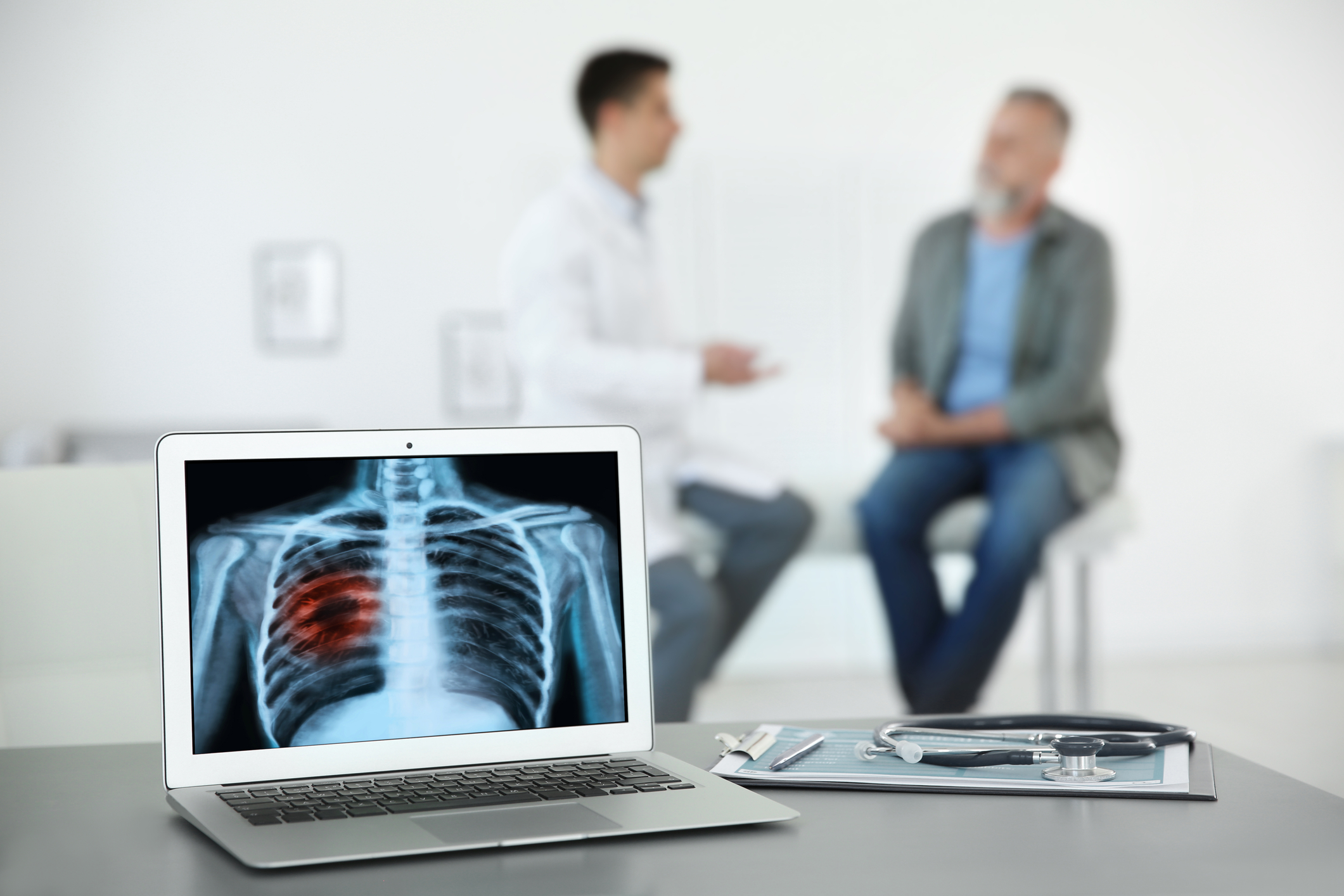Screening-ul pentru cancerul de plămâni se recomandă adulților care nu au simptome, dar prezintă un risc ridicat. Ce presupune o astfel de investigație