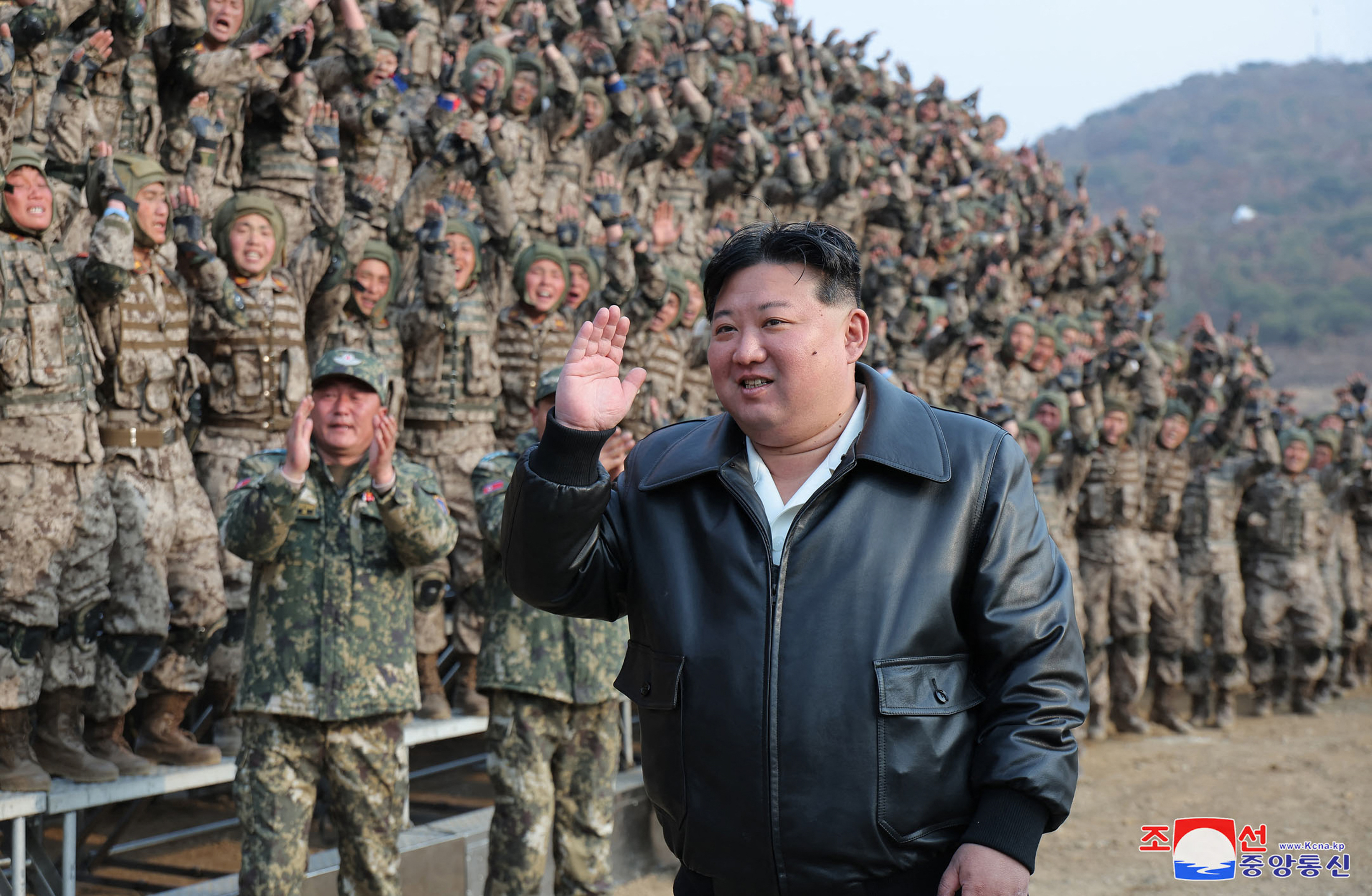 Kim Jong Un s-a plimbat pentru prima dată cu maşina primită de la Putin