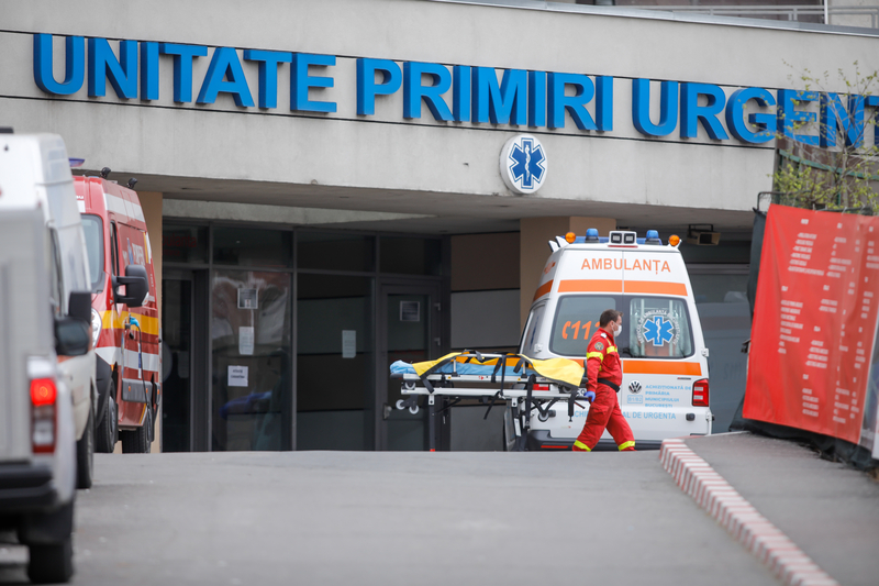 Ce salarii vor avea angajații din spitale după creșterile din 2024? Surpriză: asistenții medicali și infirmierii, nu medicii, au obținut cei mai mulți bani în plus
