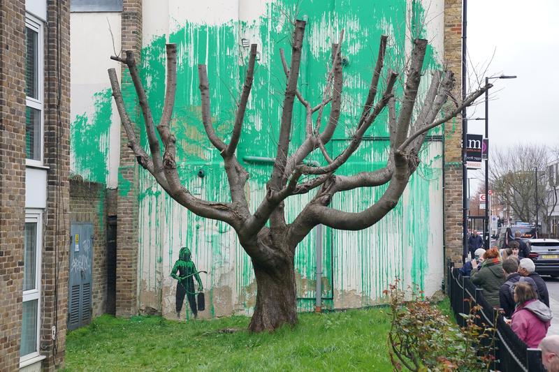 ​Pictură murală realizată de Banksy în Londra