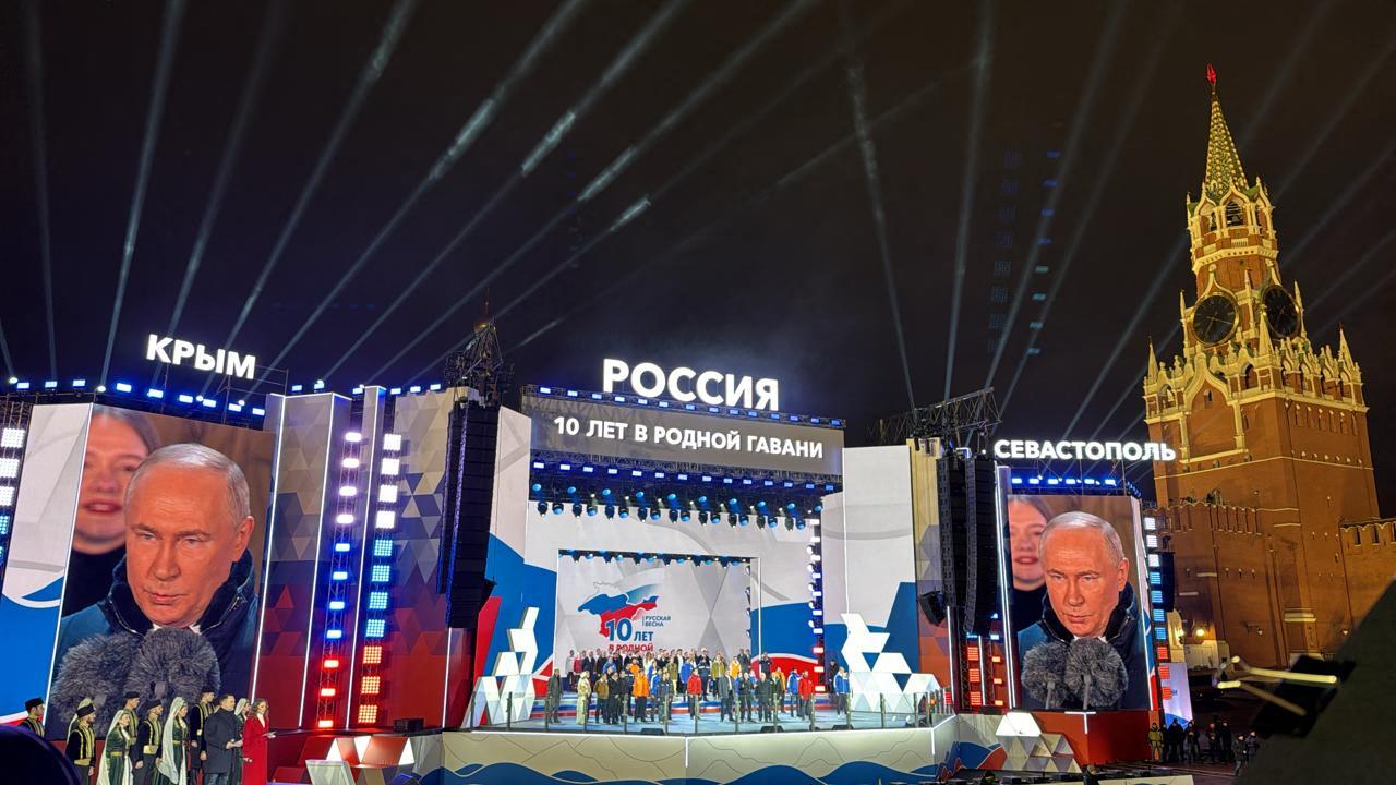 VIDEO „Slavă Rusiei!” Putin apare în fața mulțimii în Piața Roșie după victoria în alegeri