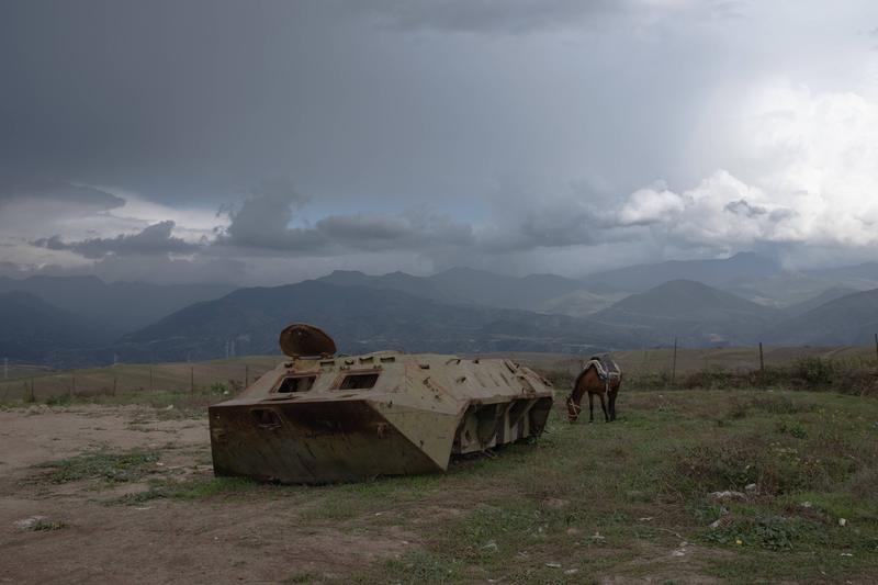 Rămășițele unui vehicul militar la granița Armeniei cu Azerbaidjanul