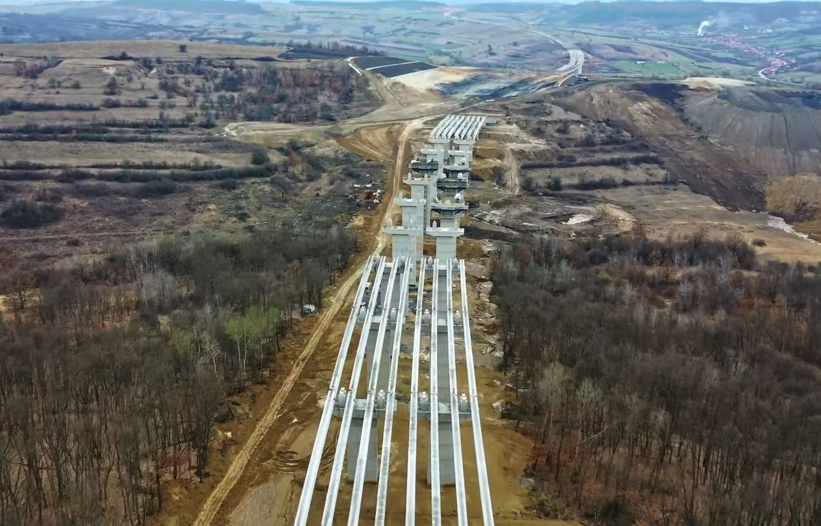 VIDEO Șantier aproape blocat pe Autostrada Transilvania unde lucrează românii de la UMB. Pro Infrastructura: „Riscul de a pierde banii europeni e maxim”