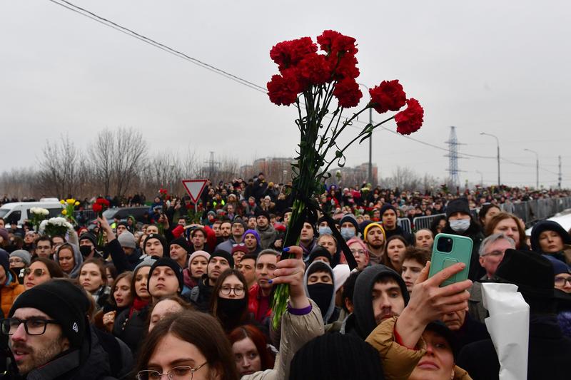 rusi la inmormantarea lui Alexei Navalnii